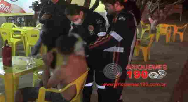 Homem é esfaqueado pela esposa em bar