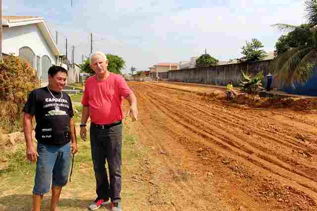 Deputado Airton acompanha início de pavimentação da rua 1º de Maio