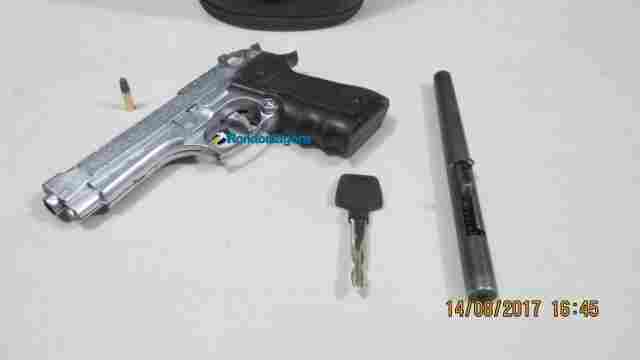 Dupla é presa com armas após testemunha reconhecer por tentativa de assalto a mercado