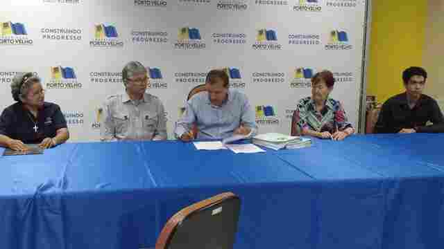 Prefeito assina convênio de R$ 100 mil para causa social na Zona Leste da capital