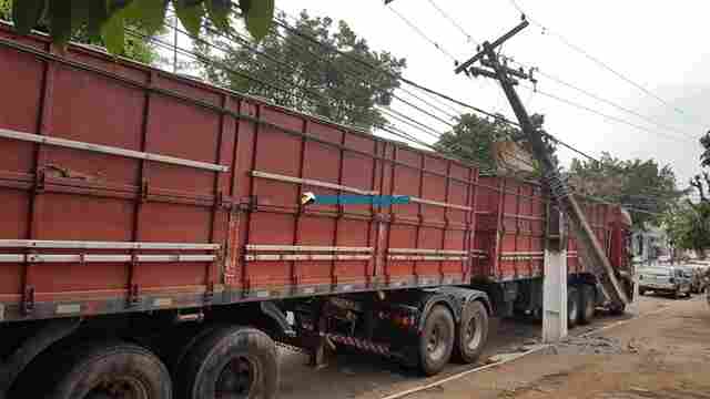 Carreta derruba poste de alta tensão na capital e complica comerciantes