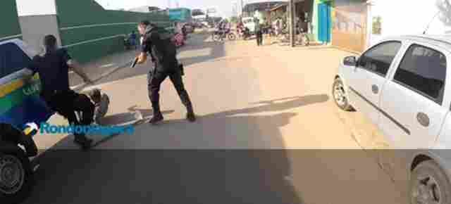 Vídeo: Homem descontrolado é baleado após tentar matar policiais