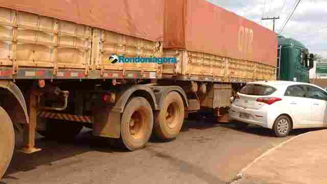 Carreta fecha HB20 em rotatória e trânsito fica comprometido na Avenida Guaporé