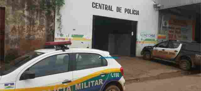 Mulher flagra conversas do marido com outra, quebra celular na parede e acaba apanhando