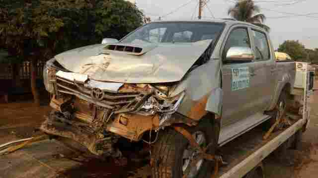 Caminhonetes colidem em estrada rural