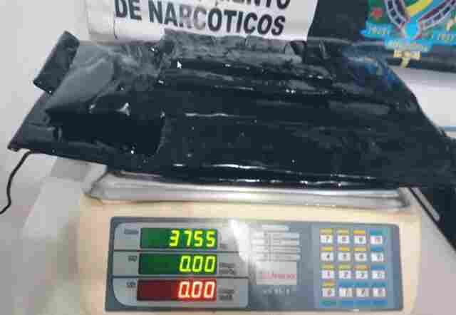 Dupla é presa com quase quatro quilos de cocaína em fundo falso de mala