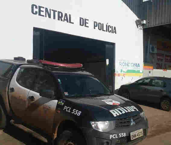 Mulher é presa após vizinho deficiente físico denunciar roubo de celular