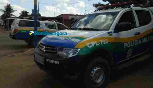 Jovem fica furioso ao ver namorada chegar em casa com amigo e tenta matá-la