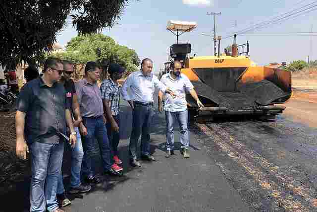 Laerte Gomes vistoria obra de pavimentação no Jardim Aurélio Bernardes