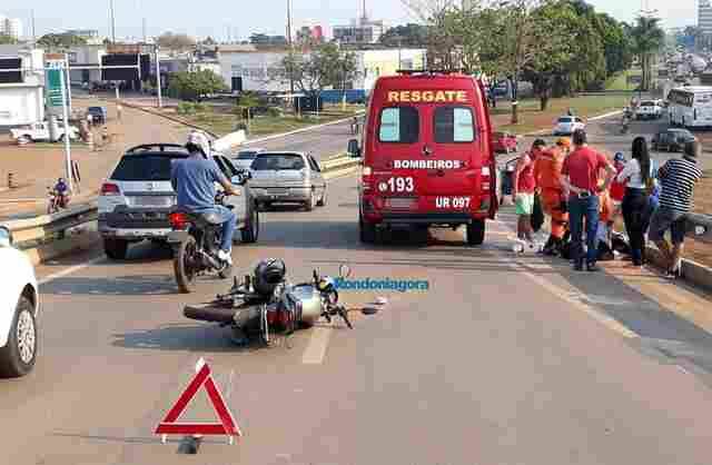 Motociclista colide em caminhonete parada no elevado do Trevo do Roque