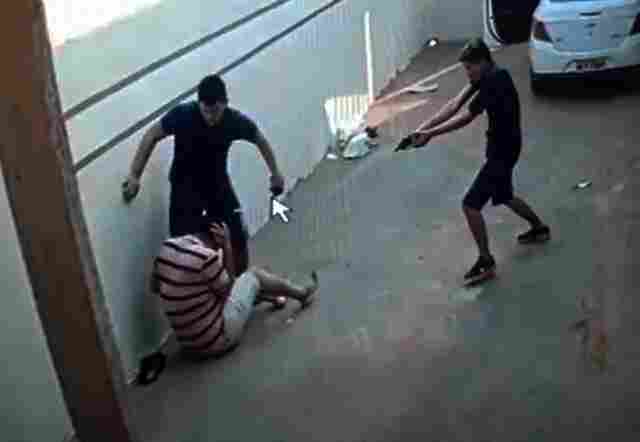 Vídeo e fotos: Morador reage e é atingido com seis tiros durante assalto