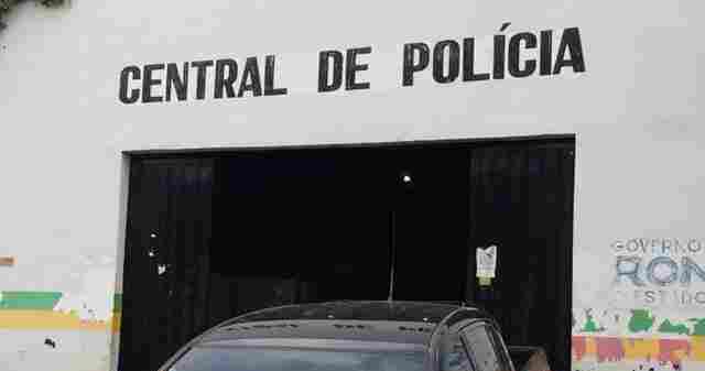 Jovem flagrado com fios furtados em condomínio é detido e amarrado por populares