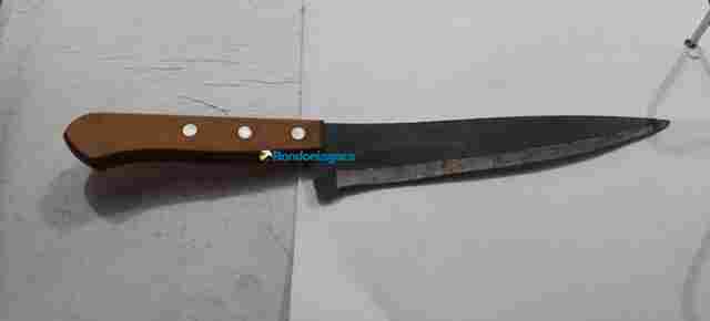 Enfurecida, mulher tenta esfaquear ex-marido no portão de casa