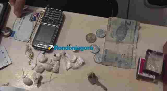 Polícia prende homem vendendo drogas em esquina da Zona Norte