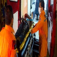 Mulher foge após atirar pedra na cabeça de homem durante bebedeira