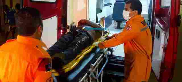 Mulher foge após atirar pedra na cabeça de homem durante bebedeira