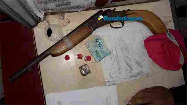Suspeito é preso com droga e espingarda de cano serrado