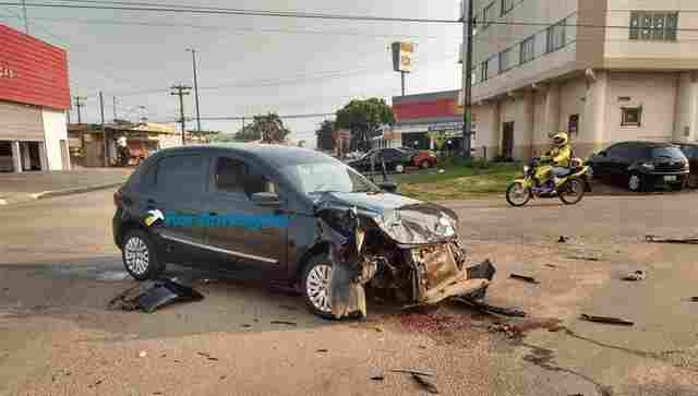 Motorista avança preferencial e causa acidente em cruzamento