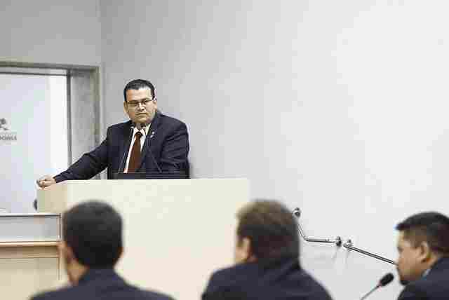 Projeto do deputado Ezequiel Júnior proíbe pagamento prévio de taxas a prestadores de serviço