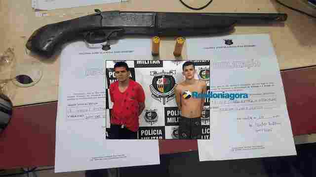 Foragidos suspeitos de assaltos são presos com escopeta e moto roubada