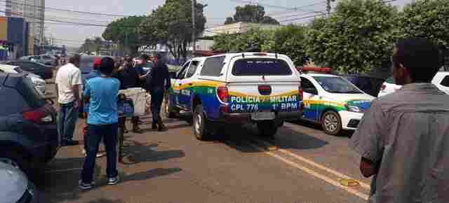 Bandidos ainda conseguiram roubar cliente de banco nas proximidades do fórum, mas PM agiu rápido