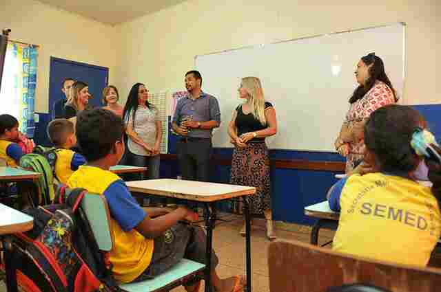 Primeira-dama Ieda Chaves lança projeto Escola Presente