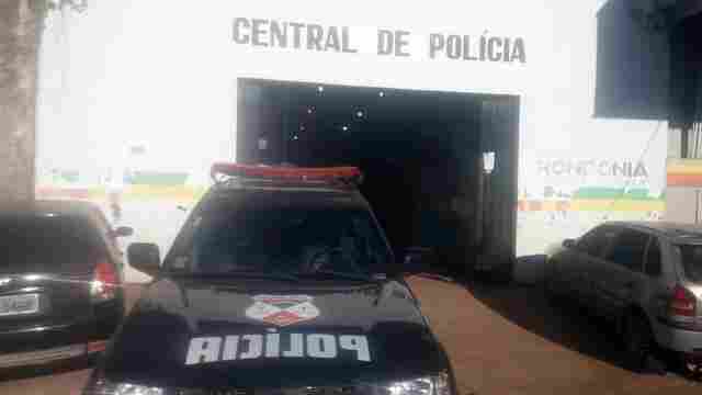 Sargento da PM denunciada por agressões foi flagranteada na Central de Polícia; casal acusador também