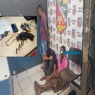 Bandidos são presos após arrastão em parada de ônibus