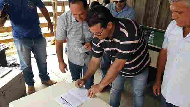 Ezequiel Júnior e prefeito assinam convênio para a ordem de serviço