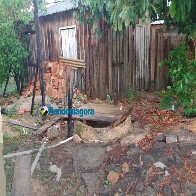 Poço onde jovem caiu é coberto com madeira mas ainda oferece riscos