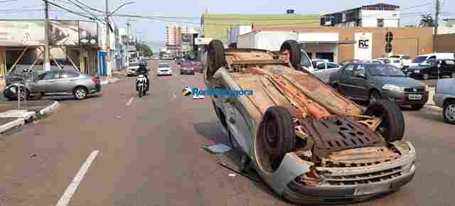 Colisão entre automóveis causa capotamento e deixa duas mulheres feridas em Porto Velho