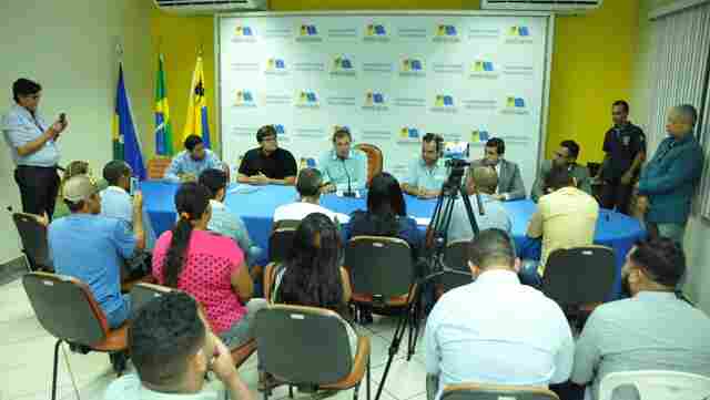 Em reunião com moradores de 5 bairros da Zona Leste, prefeito confirma asfalto para Avenida Calama