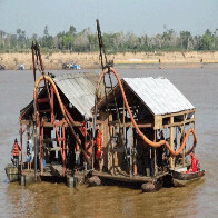 Quatro balsas são apreendidas durante ação de combate ao garimpo ilegal no Rio Madeira, em Porto Velho