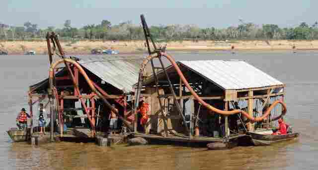 Quatro balsas são apreendidas durante ação de combate ao garimpo ilegal no Rio Madeira, em Porto Velho