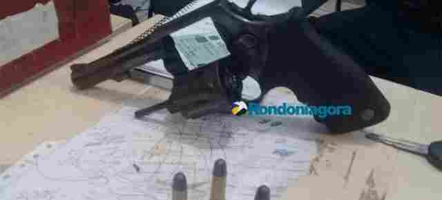 Família e vizinhos agridem policiais para ajudar suspeito de roubos a fugir; mulher é presa com arma