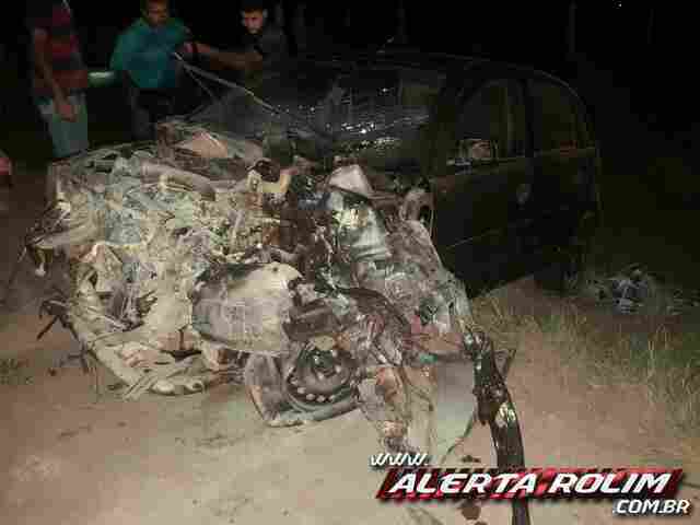 Ao desviar de moto, carro colide de frente com ônibus com mais de 30 universitários