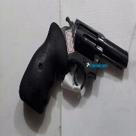 Jovem atira em via pública, esconde-se em apartamento de amigo e os dois são detidos