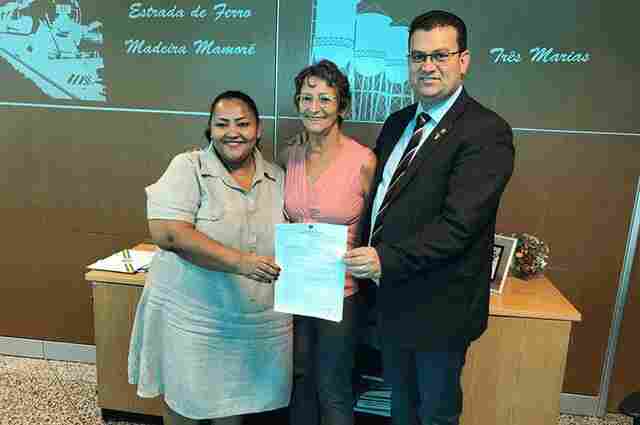 Ezequiel Júnior entrega emenda para brinquedoteca da APAE de Itapuã do Oeste