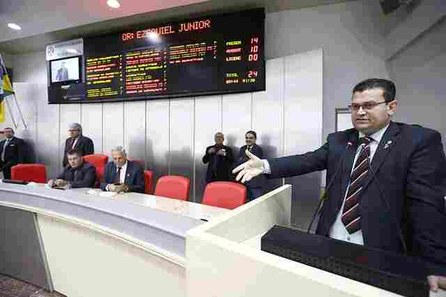 Ezequiel Júnior parabeniza Confúcio Moura por condecoração em Minas Gerais