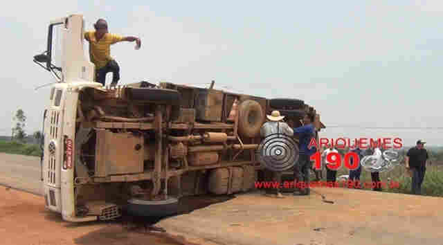 Três caminhões colidem na BR-364