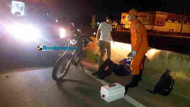 Motociclista tenta fazer conversão na BR-364 e é atingido por outra moto