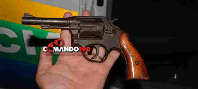 Homem é espancado por vítimas durante roubo em bar