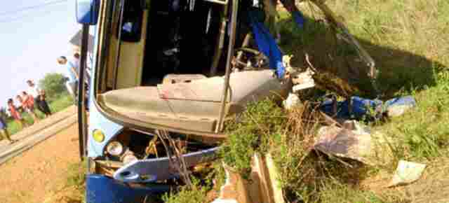 Acidente entre ônibus e caminhão deixa várias pessoas gravemente feridas