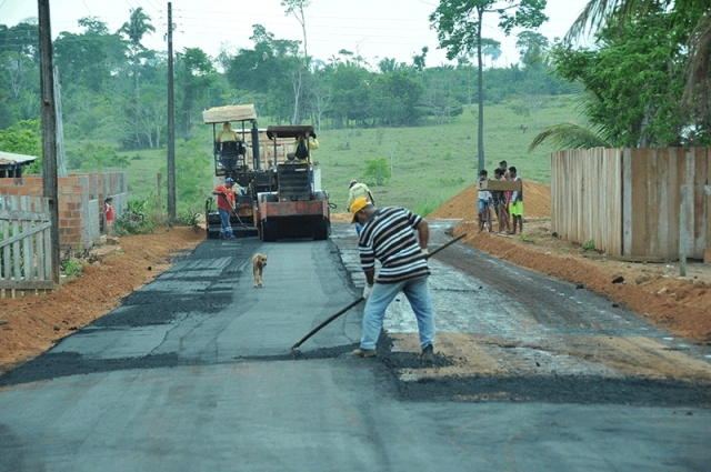 Prefeito entrega 6 km asfalto na Ponta do Abunã e garante mais 1,8 km só para Vista Alegre