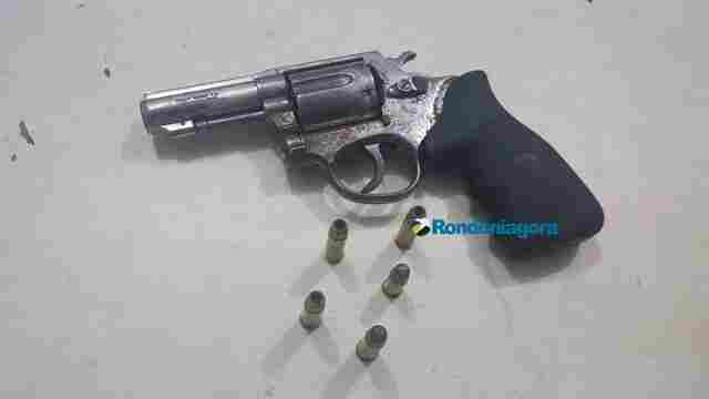 Suspeito de roubos é preso com arma e moto roubada ao se envolver em acidente de trânsito