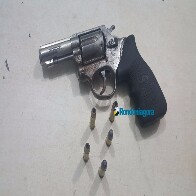 Suspeito de roubos é preso com arma e moto roubada ao se envolver em acidente de trânsito