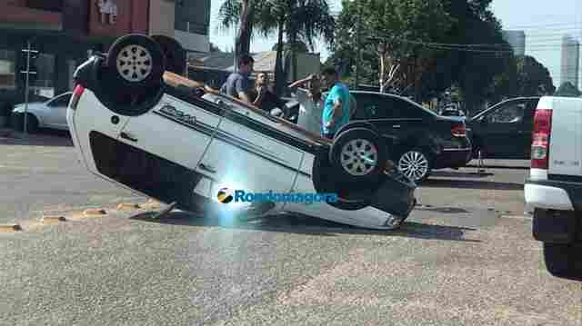 Carro capota após invadir preferencial e colidir em outro automóvel em Porto Velho