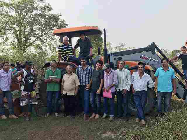 Cleiton Roque participa de entrega de trator em Corumbiara