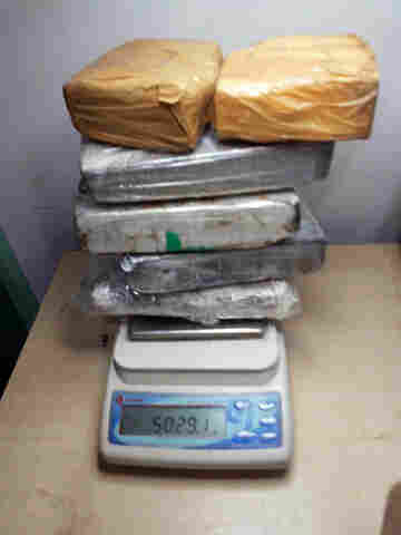 Quatro são presos com drogas, armas e munições de fuzil após denúncia anônima