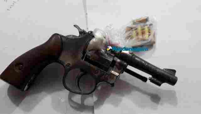 Dupla é conduzida para delegacia por porte ilegal de arma